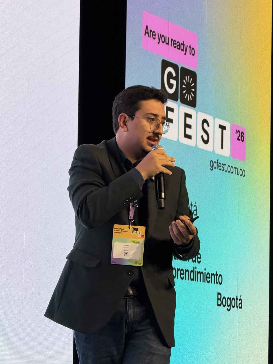 Cofundador de Startti presentando la compañía en el escenario de un evento del ecosistema emprendedor.