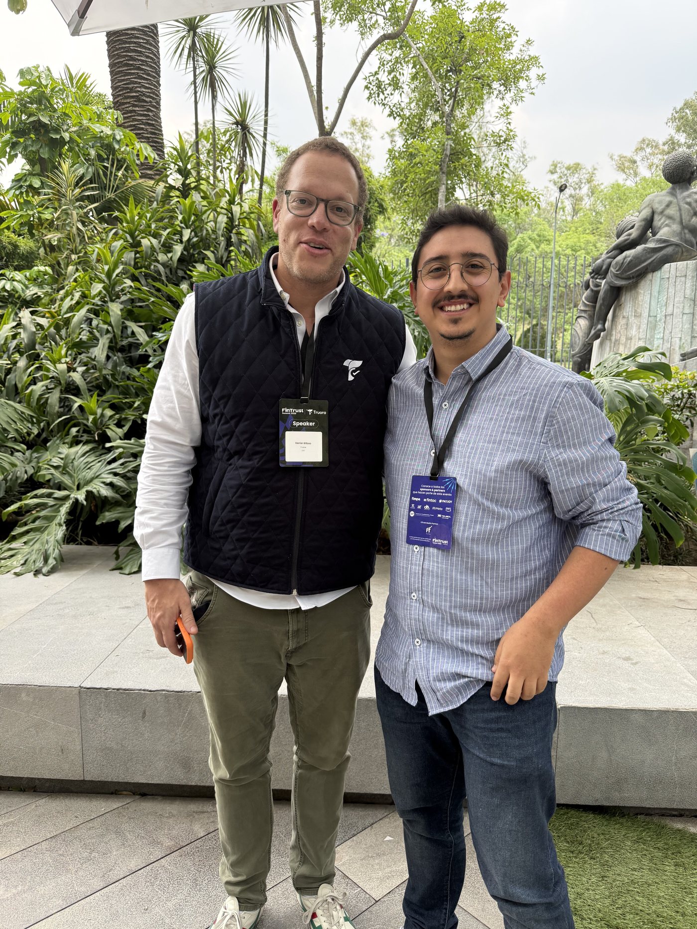Julián, de Startti, junto a un speaker del FinTrust Summit.