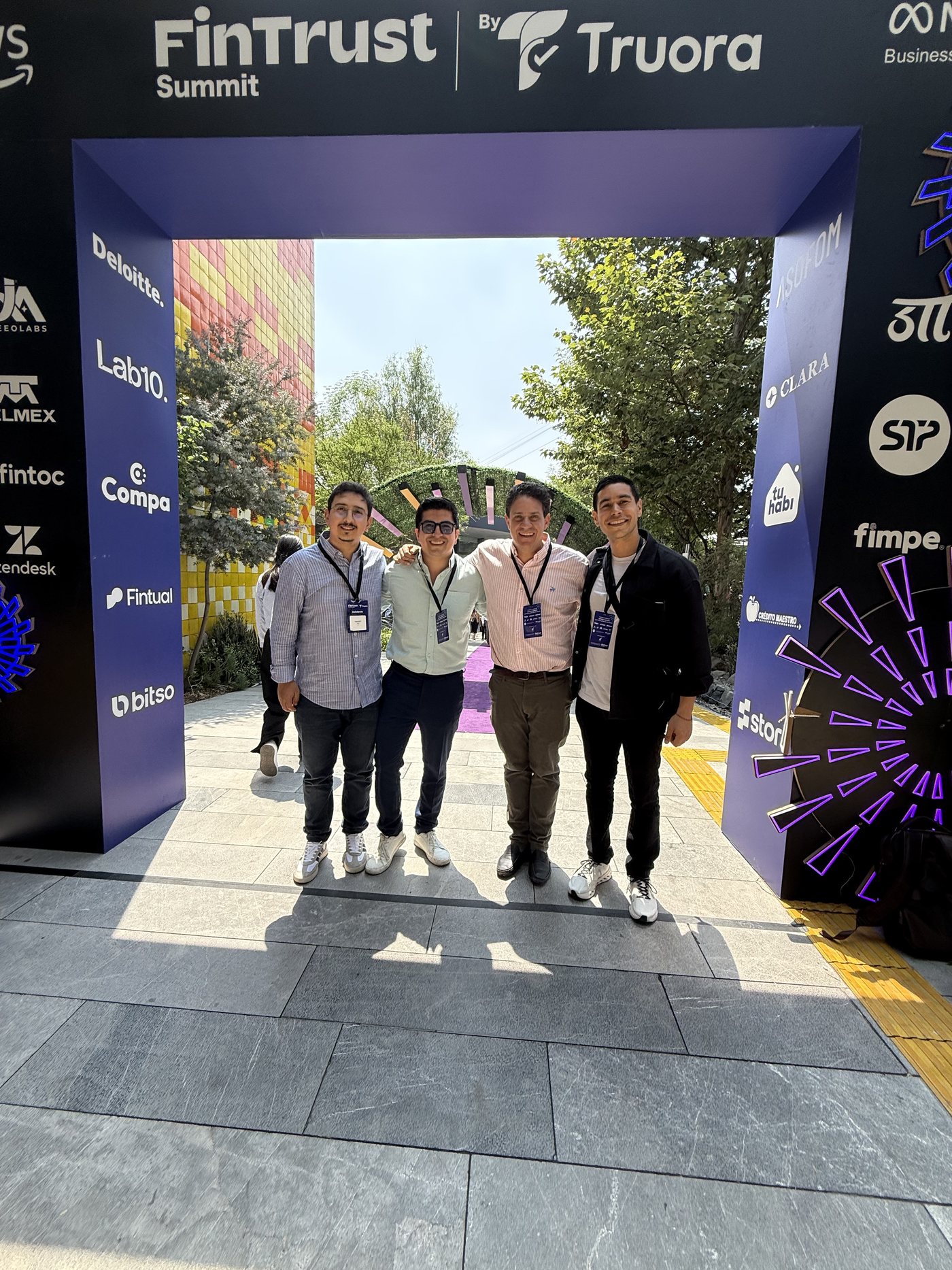Equipo de Startti en el acceso del FinTrust Summit by Truora.