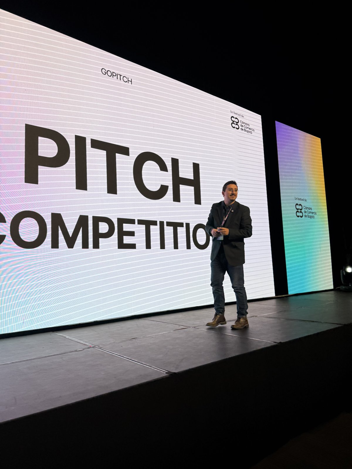 Fundador de Startti en el escenario de la competencia de pitch de GOFest.